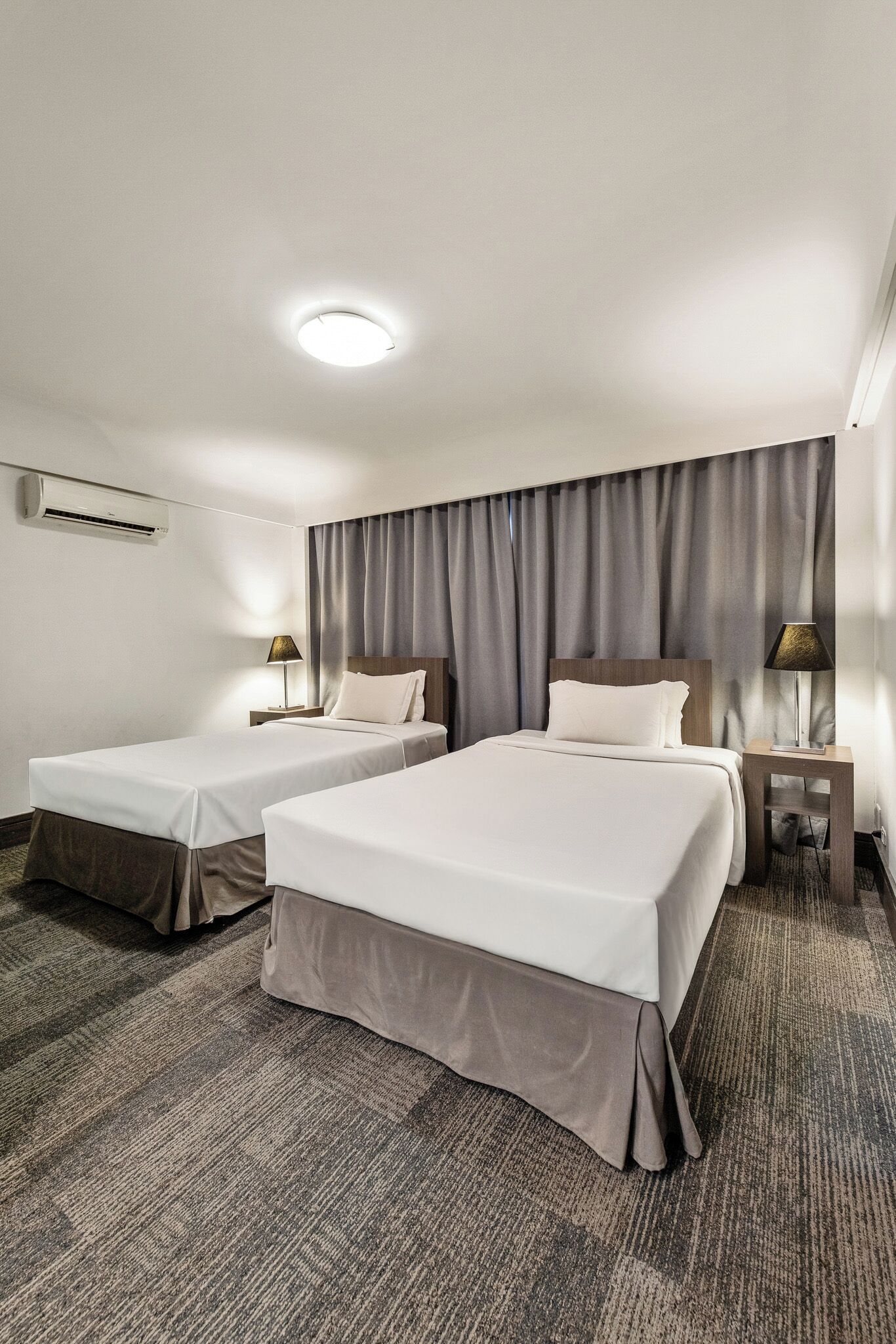 Minibar, coffres-forts dans les chambres, bureau, Wi-Fi gratuit