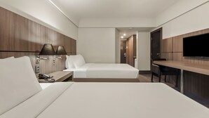 A hotel room with two beds, a desk, a TV, and a phone on the nightstand. - SLAVIERO Curitiba Centro  (Curitiba)