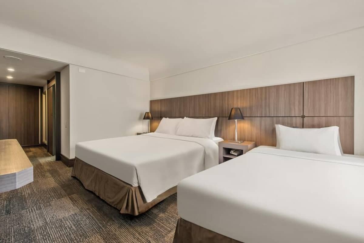 Minibar, in-room safe, desk, WiFi (free)