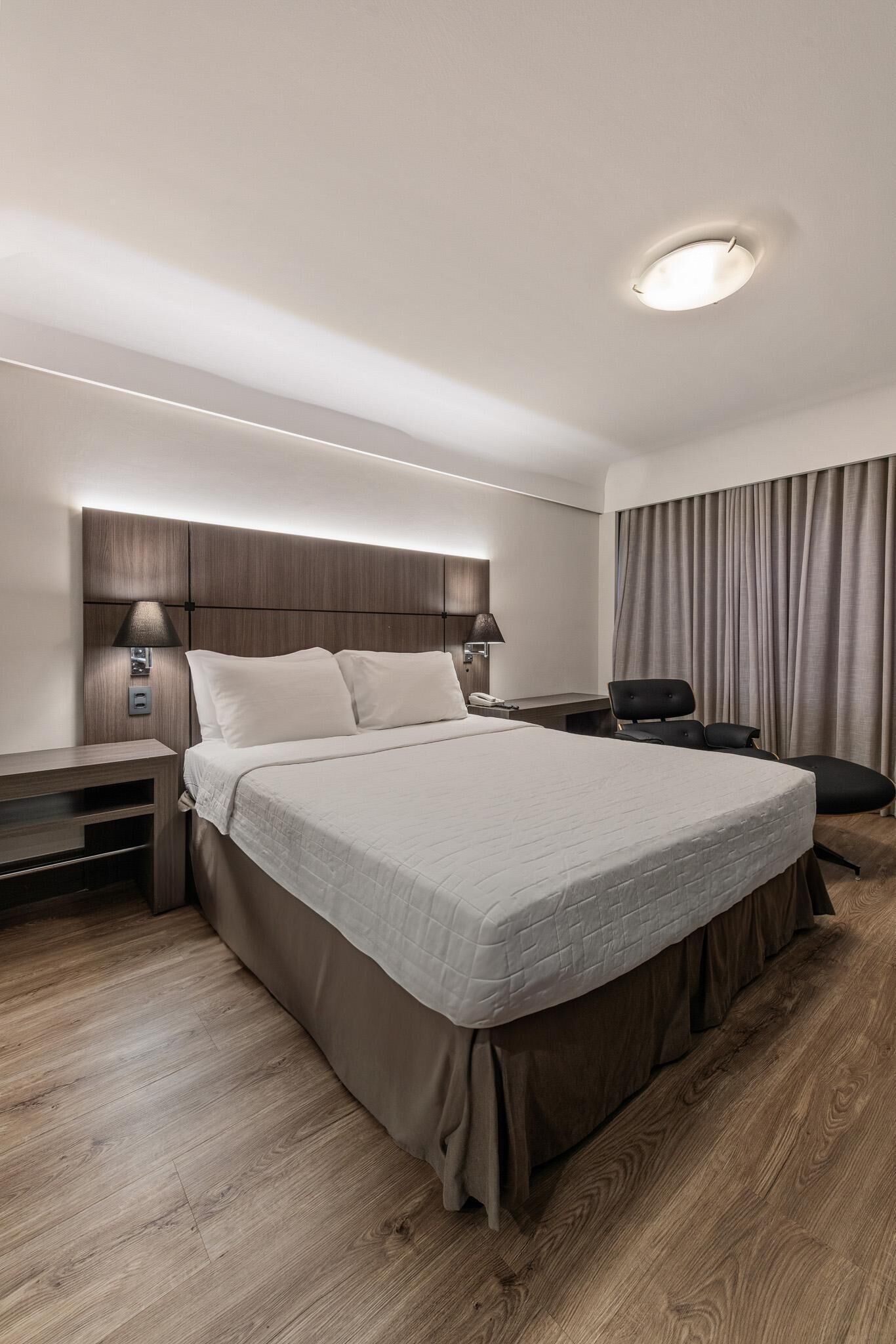 มินิบาร์, ตู้นิรภัยในห้องพัก, โต๊ะทำงาน, Wi-Fi ฟรี