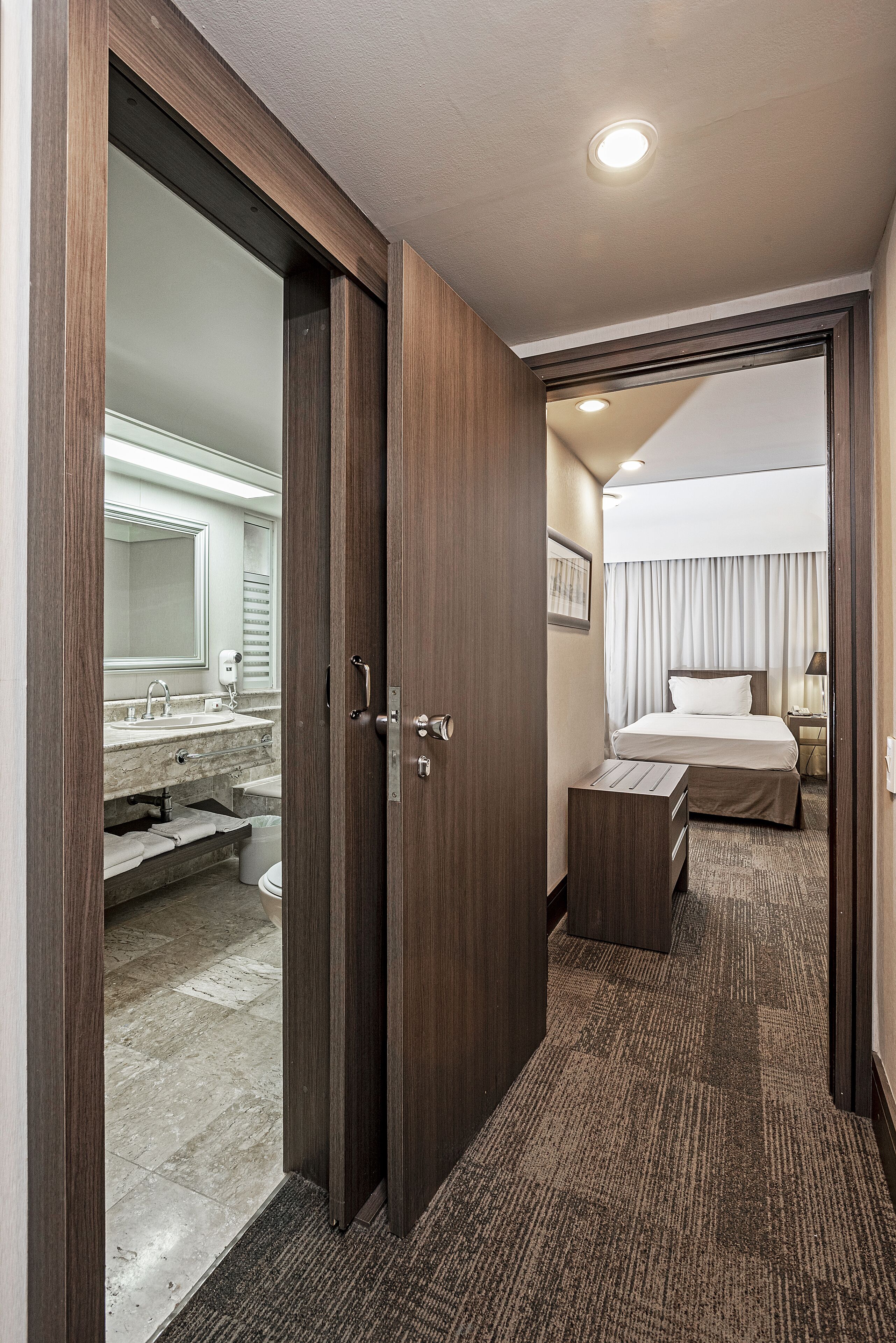 Habitación cuádruple familiar | Minibar, caja fuerte, escritorio y wifi gratis