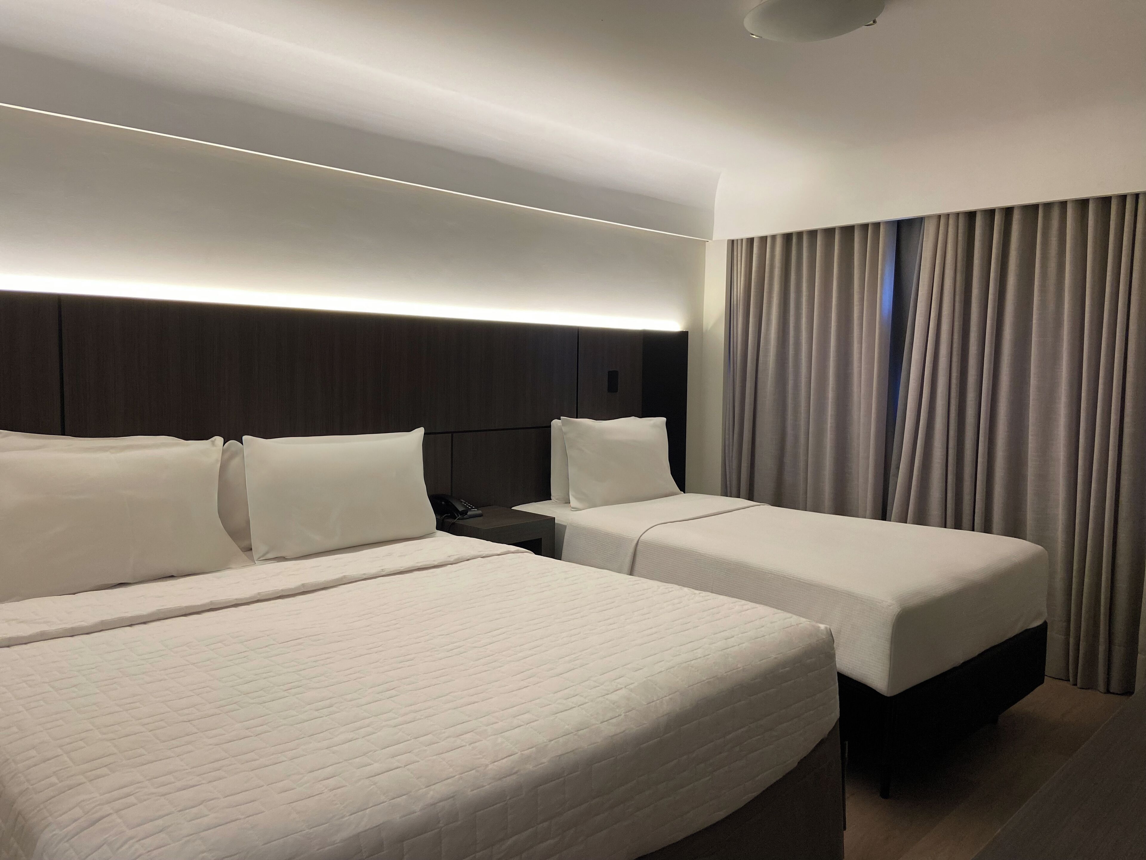 Minibar, coffres-forts dans les chambres, bureau, Wi-Fi gratuit