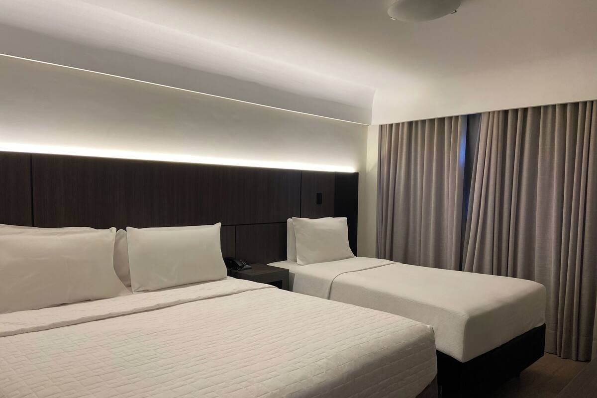 Quarto triplo família | Frigobar, cofres nos quartos, escrivaninha, Wi-Fi de cortesia