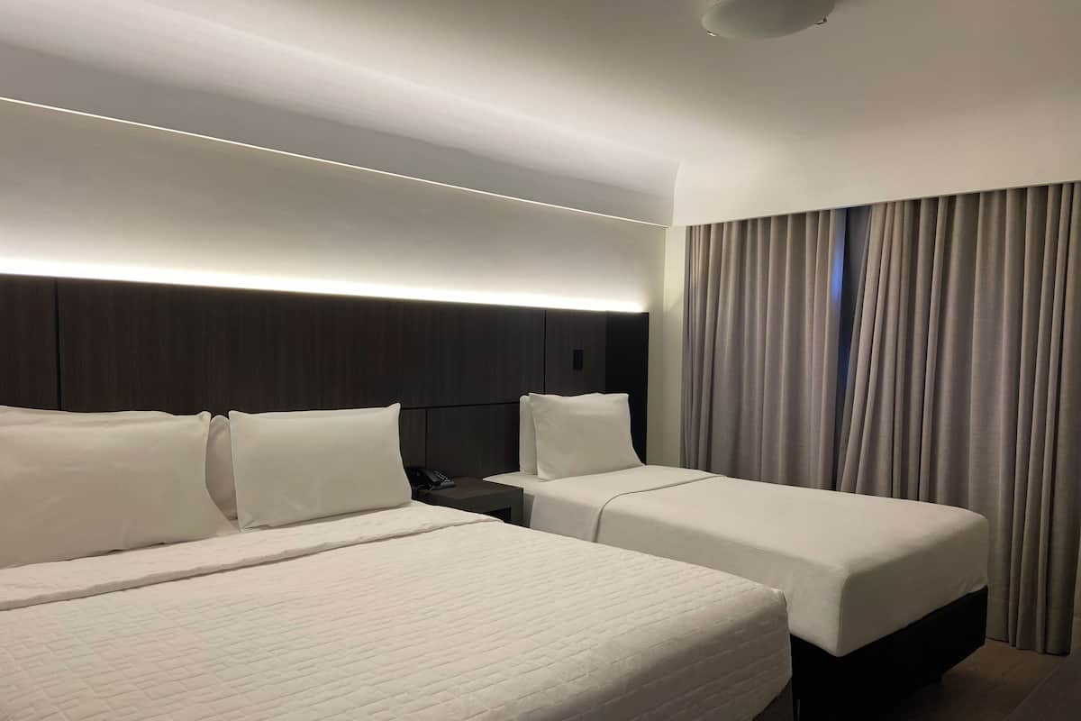 Minibar, coffres-forts dans les chambres, bureau, Wi-Fi gratuit