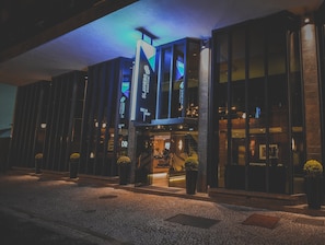Overnatningsstedets facade – aften/nat