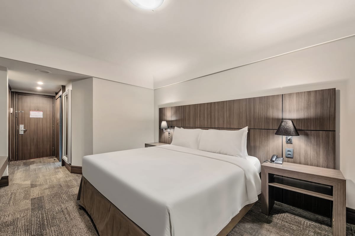 Quarto casal luxo | Frigobar, cofres nos quartos, escrivaninha, Wi-Fi de cortesia