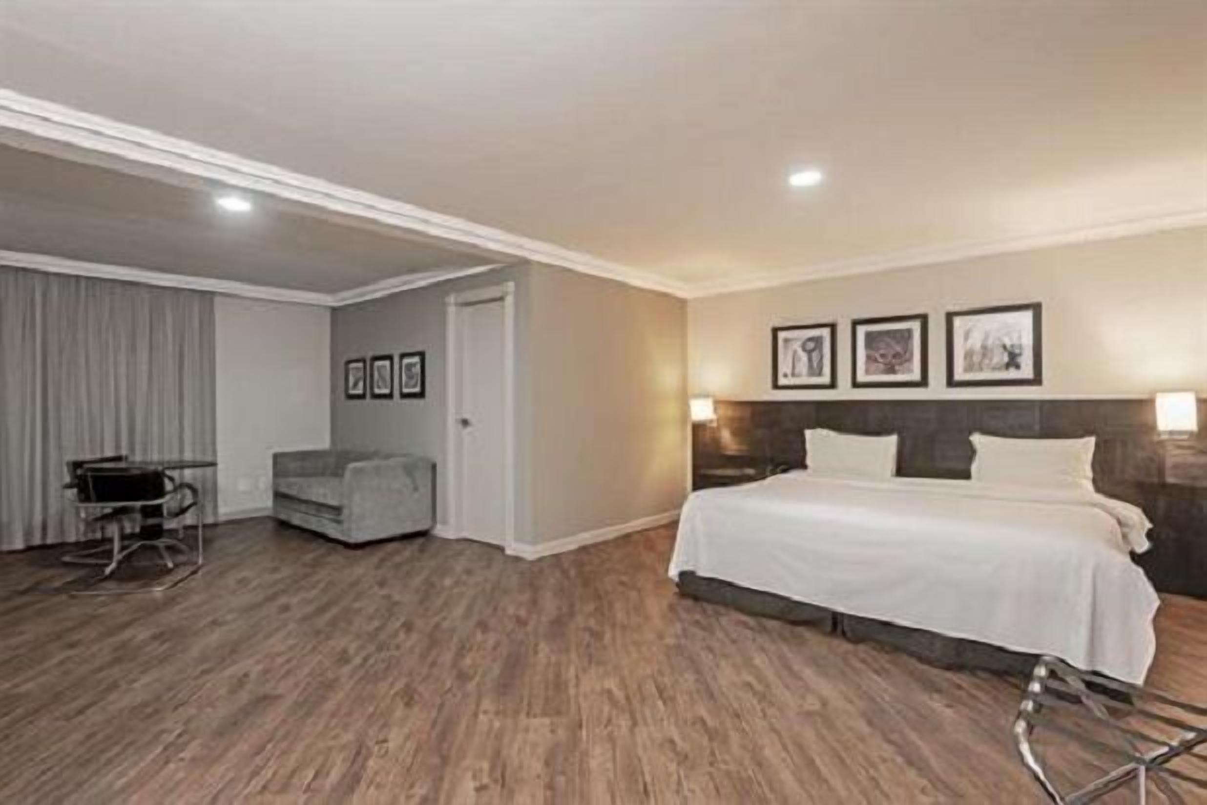 Sengetøy av topp kvalitet, minibar, safe på rommet og blendingsgardiner