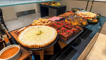 Café da manhã com buffet grátis todos os dias