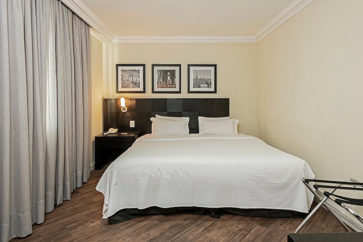 Peralatan tempat tidur premium, bar mini, peti besi dalam bilik