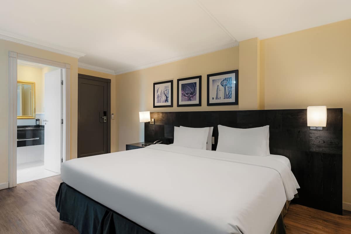 Superior Double Room | Peralatan tempat tidur premium, bar mini, peti besi dalam bilik