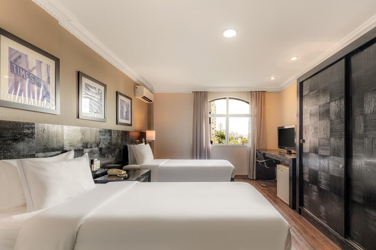 Peralatan tempat tidur premium, bar mini, peti besi dalam bilik