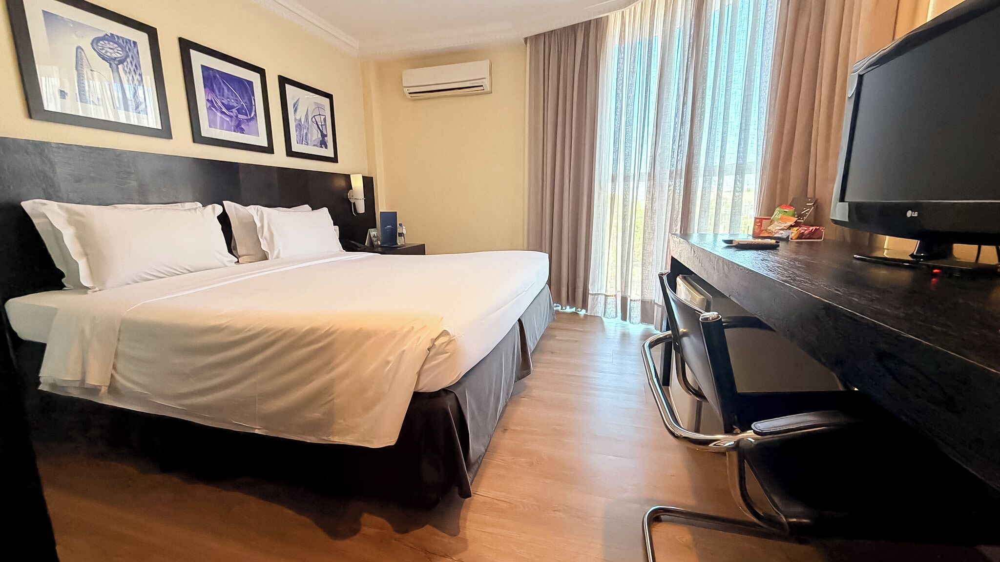 Quarto casal clássico | Roupas de cama premium, frigobar, cofres nos quartos, cortinas blackout