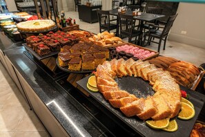 A buffet with various desserts and pastries. - Rockefeller by Slaviero Hotéis (Curitiba)
