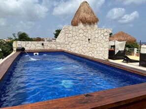 Una piscina al aire libre