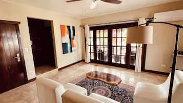 Suíte luxo, 1 cama King, sacada | Área de estar