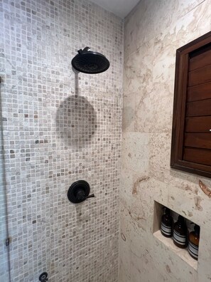 Shower, rainfall showerhead, free toiletries, hair dryer - Flamingo Hotel (Cozumel)