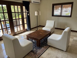 Suite – deluxe, 1 kingsize-seng, balkong | Oppholdsområde