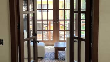 Deluxe Suite, 1 King Bed, Balcony | Living area