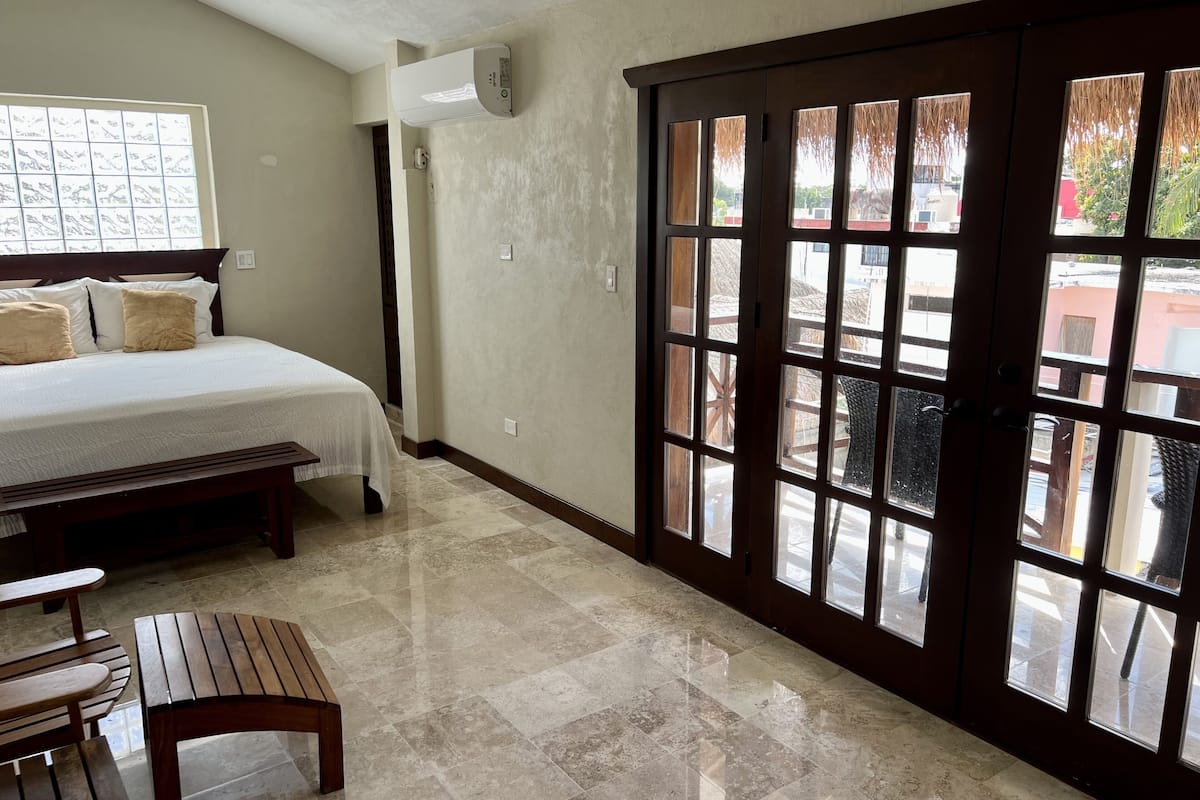 comfort room, 1 king bed, balcony | 1 bedroom, premium bedding, pillow-top beds, minibar