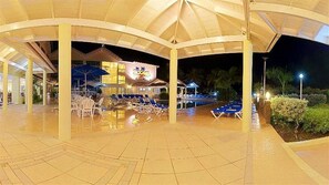 Outdoor dining - Rooms on the Beach Ocho Rios (Ocho Rios)