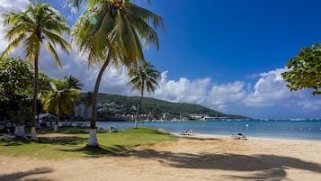 Plage, sable blanc, chaises longues, parasols