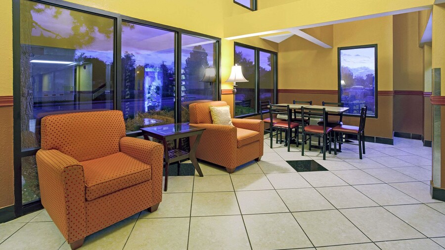 Super 8 by Wyndham Denver Stapleton