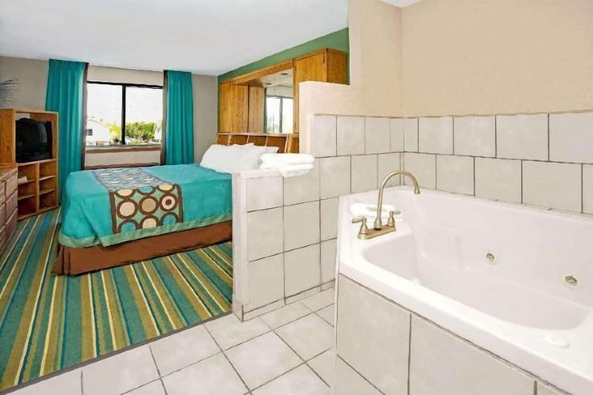 Bathroom | Combined shower/tub, hair dryer, towels