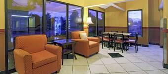 Super 8 by Wyndham Denver Stapleton