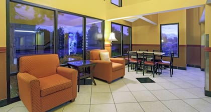 Super 8 by Wyndham Denver Stapleton