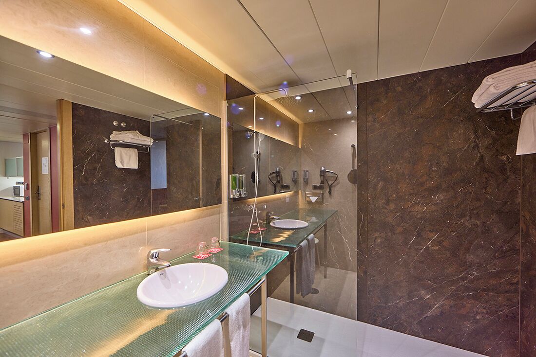 bathtub, free toiletries, hair dryer, bidet