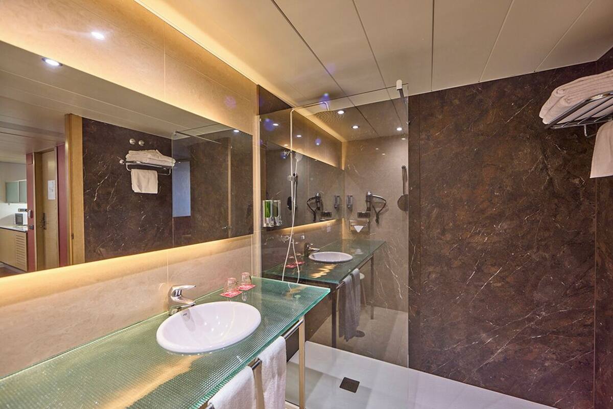 bathtub, free toiletries, hair dryer, bidet