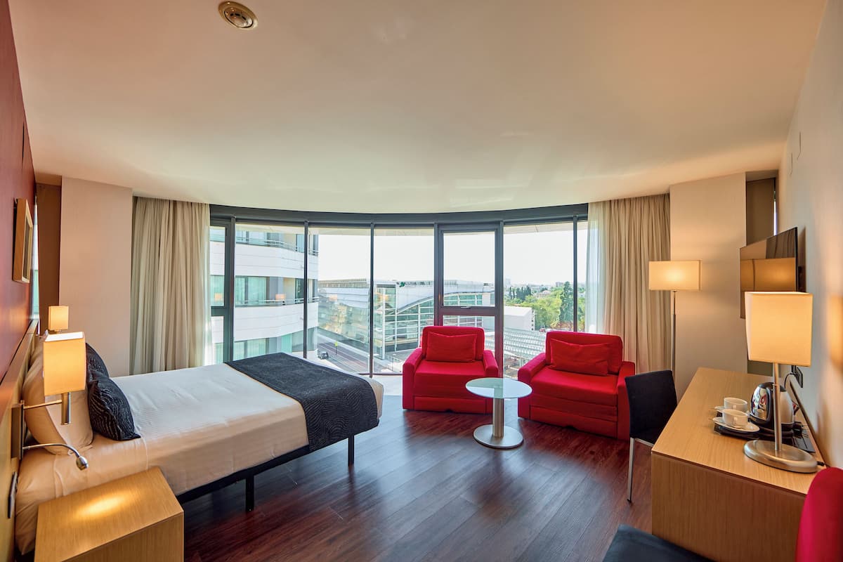 Camera panoramica, 1 letto king, vista città | 1 camera, minibar, una cassaforte in camera, una scrivania