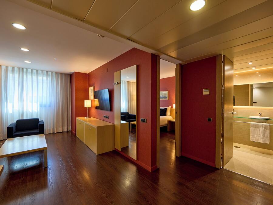 Minibar, värdeförvaringsskåp på rummet och skrivbord
