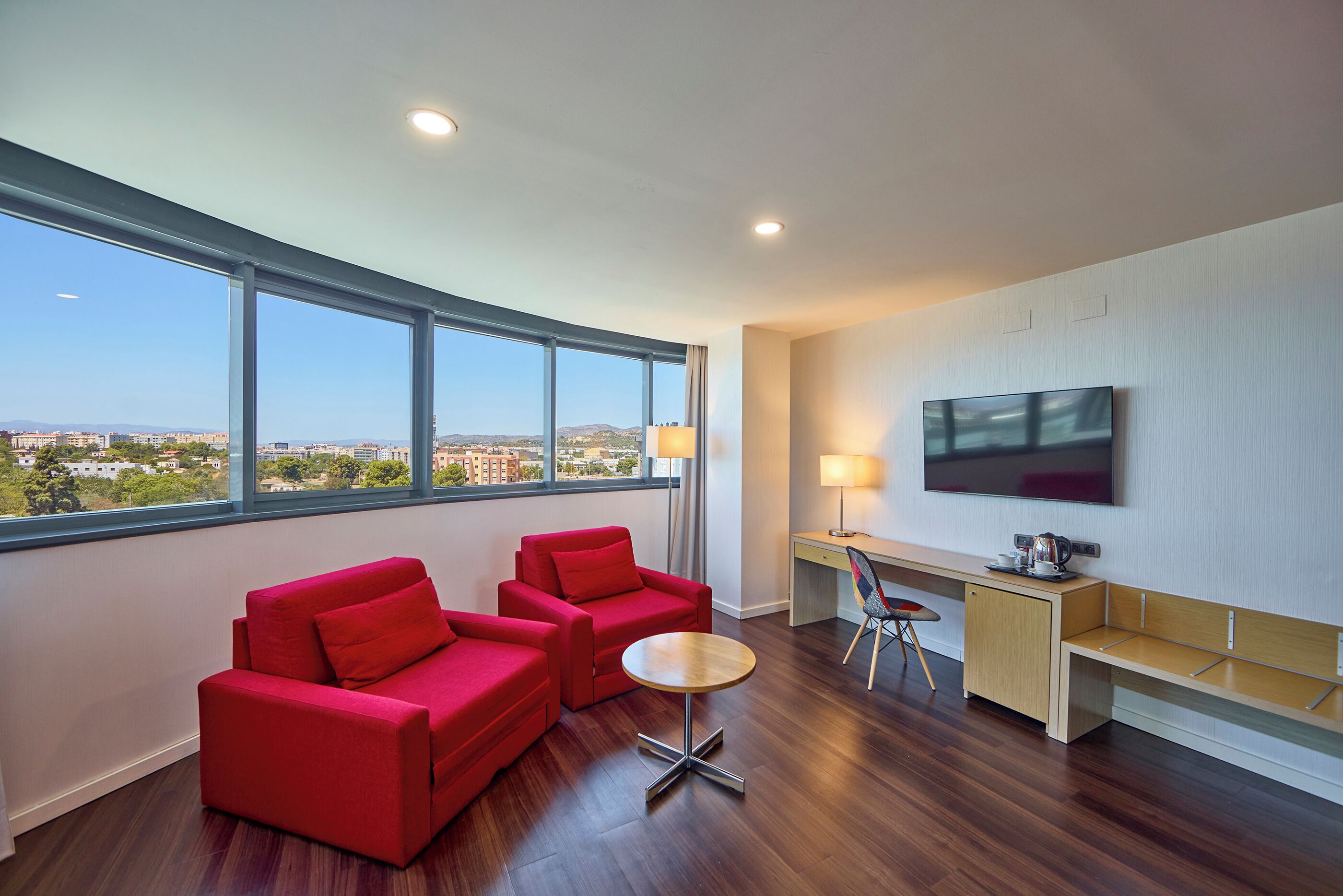 executive room, 1 king bed, city view (deluxe) | 1 bedroom, minibar, in-room safe, desk