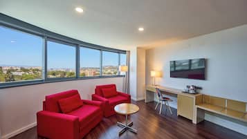 Executive kamer, 1 kingsize bed, uitzicht op stad (Deluxe) | Een minibar, een kluis op de kamer, een bureau, een laptopwerkplek