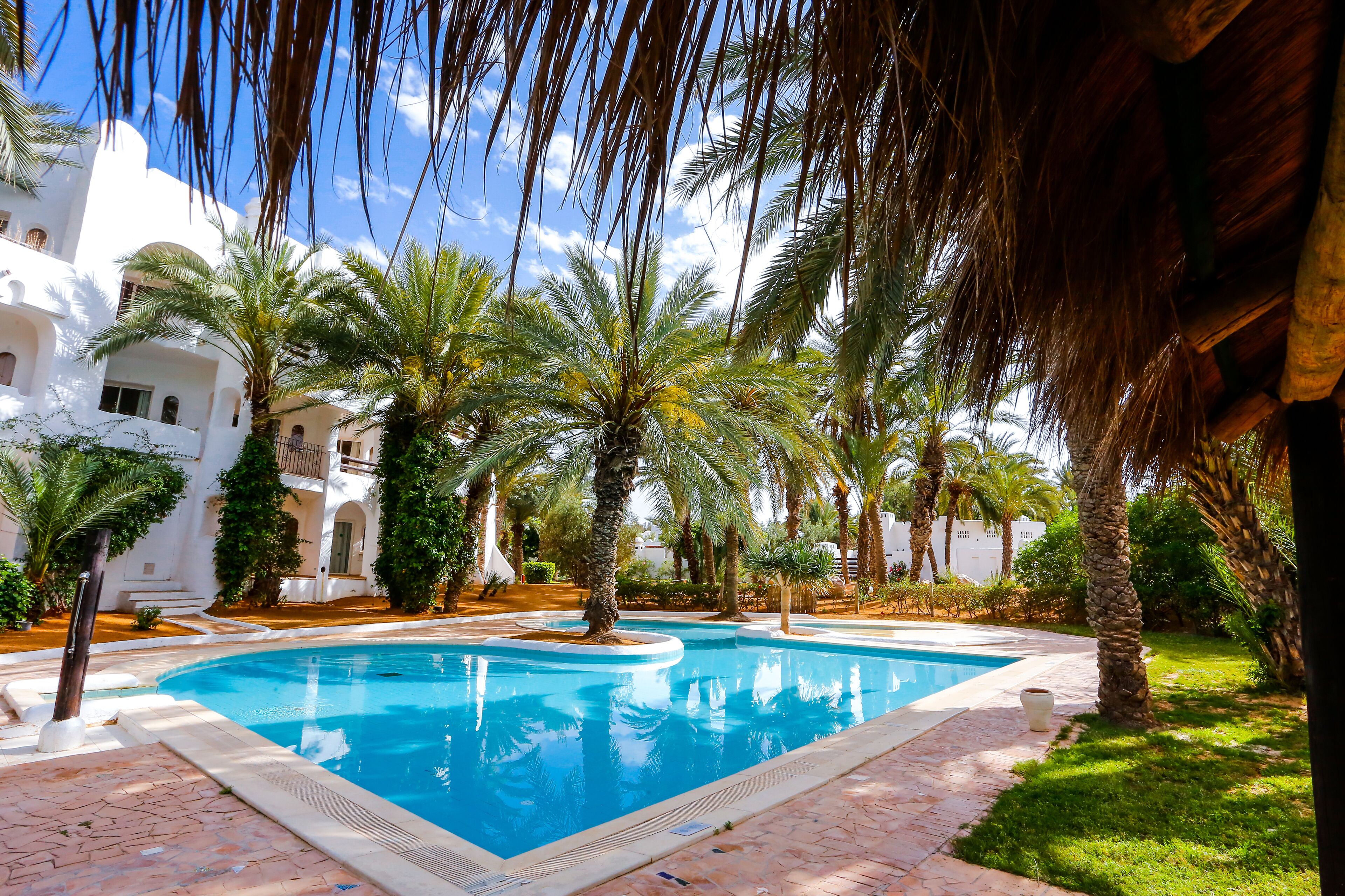 Alberca techada y alberca al aire libre