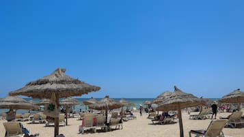 Privat strand, solstolar, parasoller och strandhanddukar