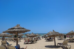 Privatstrand, Liegestühle, Sonnenschirme, Strandtücher