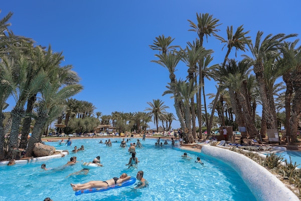 Una piscina techada, una piscina al aire libre