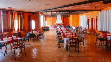 4 restaurants servant le petit déjeuner, spécialités Cuisine locale