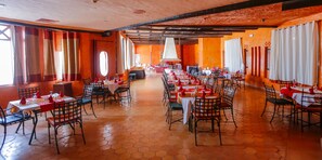 4 間餐廳，供應早餐、午餐和晚餐，當地料理