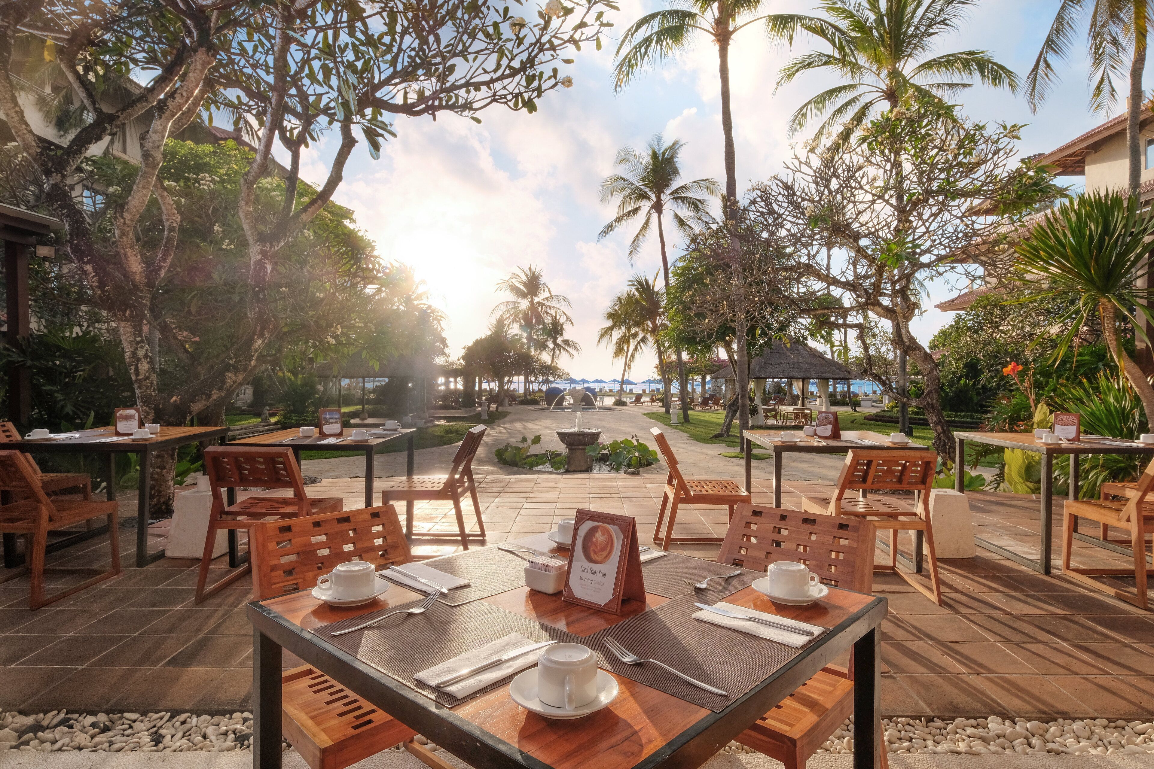 4 restaurantes; se sirve desayuno, almuerzo y cena; cocina americana