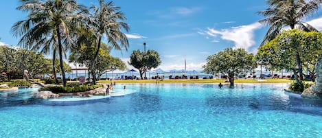 Piscine extérieure, parasols de plage, chaises longues