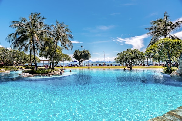 Piscine extérieure, parasols de plage, chaises longues