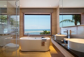 Oceanfront Suite | Kamar mandi | Bathtub dan shower terpisah dan pancuran hujan