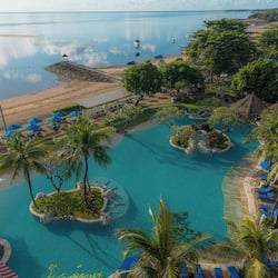 Piscina externa, guarda-sóis, espreguiçadeiras