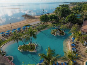 Een buitenzwembad, parasols voor strand/zwembad