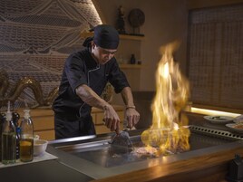 4 restaurantes; se sirve desayuno, almuerzo y cena; cocina americana