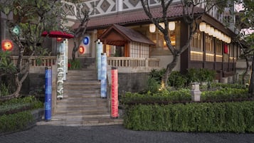 4 restaurants; breakfast, lunch and dinner served