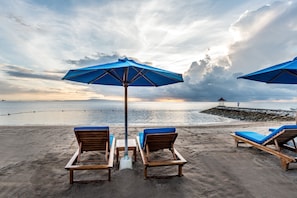 On the beach, white sand, beach umbrellas, beach towels - Hotel Nikko Bali Benoa Beach (Nusa Dua)